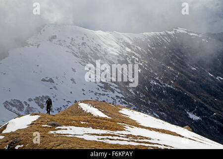 Trekker auf Kopra Grat in den Annapurnas Stockfoto