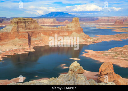 Lake Powell und Gunsight Butte in der Nähe von großen Wasser, Utah, mit Navajo Berg in der Ferne Stockfoto