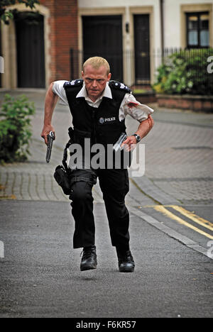 Datum der Freigabe: 20. April 2007. FILMTITEL: Hot Fuzz. STUDIO: Studio Canal/Rogue Bilder/Universal Studios. PLOT: Eifersüchtige Kollegen verschwören, um ein Top London Cop übertragen in eine kleine Stadt und gepaart mit einem geistloser neue Partner. Auf dem Schlag stolpern das Paar auf eine Reihe von verdächtigen Unfälle und Ereignisse. Im Bild: SIMON PEGG als DC Nick Engel. Stockfoto