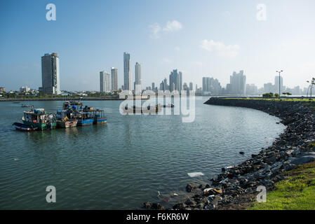 PANAMA-STADT, Panama — Eine kleine geschützte Bucht an der Küste von Panama-Stadt, Panama, an der Panama-Bucht. Stockfoto