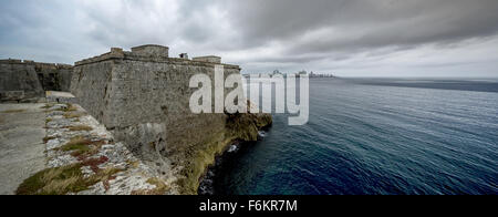 Alte Festung aus Havanna, Fortaleza de San Carlos De La Cabana, Straßenszene, La Habana, Kuba, Karibik, Nordamerika, Havanna Stockfoto