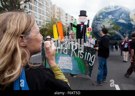 Washington DC, USA. 17. November 2015. TPP (Trans Pacific Partnership) Demonstranten stören Verkehr in Washington, D.C. © B Christopher Stockfoto