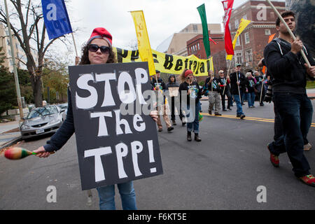 Washington DC, USA. 17. November 2015. TPP (Trans Pacific Partnership) Demonstranten stören Verkehr in Washington, D.C. © B Christopher Stockfoto