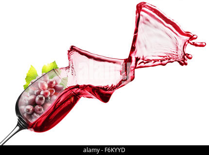 Rot Wein Splash mit rosa Trauben im Glas. Stockfoto