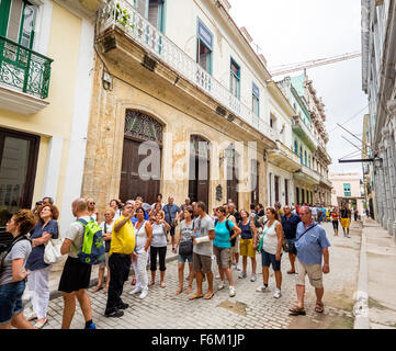Gruppe von Touristen in den Straßen von Havanna, Reiseführer, Guide, Rundfahrt durch die Altstadt von Havanna, Straßenszene, Stockfoto
