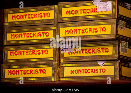 bekannte Zigarrenmarke an kubanischen Zigarren Montecristo in einem kubanischen Zigarrengeschäft in Alt-Havanna, Souvenirs, La Habana, Cuba, Caribbean Stockfoto