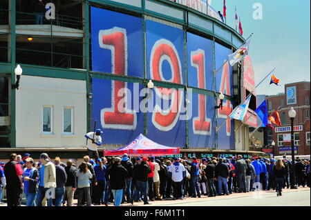 Fans in großer Zahl auf den Haupteingang am Wrigley Field, der Heimat der Chicago Cubs. Chicago, Illinois, USA. Stockfoto