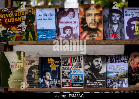 Antiquarische, gebrauchte Bücher über Ernesto Che Guevara und Fidel Castro auf dem Flohmarkt in den Straßen der Altstadt von Havanna, Held Stockfoto