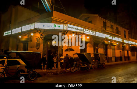 Hemingway Bar En el Floridita, Musik-Bar und Musik Restaurant Havanna, Fahrradrikschas, Exterieur, Kuba, Nord-Amerika, Caribbe warten Stockfoto