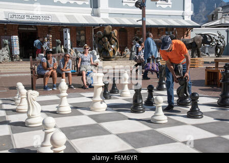 Spieler genießen eine Partie Straße an der Waterfront in Kapstadt Südafrika Stockfoto