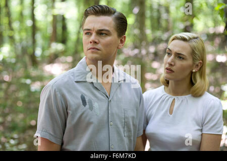 Datum der Freigabe: 19. Dezember 2008. FILMTITEL: Revolutionary Road. STUDIO: DreamWorks. PLOT: Ein junges Paar lebt in einem Vorort von Connecticut während des Mitte der 1950er Jahre Kampfes, bei dem Versuch, ihre beiden Kinder zu erziehen sich mit ihren persönlichen Problemen kommen. Basierend auf einem Roman von Richard Yates. Im Bild: LEONARDO DI CAPRIO als Frank und KATE WINSLET als April Wheeler. Stockfoto