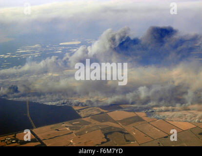 Esperance, Westaustralien. 17. November 2015. Luftaufnahme der Waldbrände außer Kontrolle durch landwirtschaftliche Flächen und Erhaltung Estate in Esperance Shire, an der südlichen Küste von Western Australia brennen. Die Brände durch Blitzschlag begonnen und sind für mindestens vier menschliche Todesfälle verursacht haben, bisher bestätigt. Bildnachweis: Suzanne Long/Alamy Live-Nachrichten Stockfoto