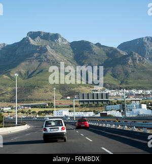 Fahren Sie auf der N2 Autobahn aus Kapstadt Südafrika vorbei an den Rand des Table Mountain Stockfoto