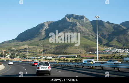 Fahren Sie auf der N2 Autobahn aus Kapstadt Südafrika vorbei an den Rand des Table Mountain Stockfoto
