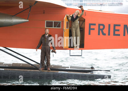 Erscheinungsdatum: 23. Oktober 2009. FILMTITEL: Amelia. STUDIO: Fox Searchlight Filme. PLOT: Ein Blick auf das Leben des legendären amerikanischen Piloten Amelia Earhart, verschwundenen während des Fluges über dem Pazifischen Ozean im Jahr 1937 in einem Versuch, einen Flug um die Welt zu bilden. Im Bild: JOE ANDERSON als Bill Stultz und HILARY SWANK als Amelia Earhart. Stockfoto