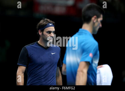 London, UK. 17. November 2015. Roger Federer (L) der Schweiz und Novak Djokovic Serbien werden während des Spiels gegen Novak Djokovic Serbien auf der ATP World Tour Finals in der O2 Arena in London, 17. November 2015 gesehen. Federer gewann 2: 0. Bildnachweis: Han Yan/Xinhua/Alamy Live-Nachrichten Stockfoto