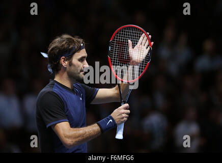 London, UK. 17. November 2015. Roger Federer der Schweiz feiert nach dem Spiel gegen Novak Djokovic Serbien auf der ATP World Tour Finals in der O2 Arena in London, 17. November 2015. Federer gewann 2: 0. Bildnachweis: Han Yan/Xinhua/Alamy Live-Nachrichten Stockfoto