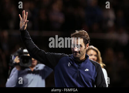 London, UK. 17. November 2015. Roger Federer der Schweiz Wellen nach dem Match gegen Novak Djokovic Serbien auf der ATP World Tour Finals in der O2 Arena in London, 17. November 2015. Federer gewann 2: 0. Bildnachweis: Han Yan/Xinhua/Alamy Live-Nachrichten Stockfoto