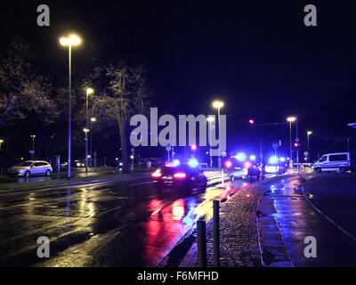 Hannover, Deutschland. 17. November 2015. Poilce Fahrzeuge zu schützen vor dem HDI-Arena-Stadion nach der Stornierung eines Fußballs freundlich match zwischen Deutschland und den Niederlanden in Hannover, Deutschland, am 17. November 2015. Ein Fußballspiel zwischen Deutschland und Holland in der deutschen Stadt Hannover am Dienstagabend stattfinden abgesagt wegen Bedrohung durch Angriffe mit Sprengstoff von Islamisten, deutsche Medien, die Focus Online berichtet. Bildnachweis: Cai Lin/Xinhua/Alamy Live-Nachrichten Stockfoto