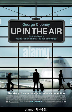 Erscheinungsdatum: 23. Dezember 2009. FILMTITEL: Up in the Air. STUDIO: Paramount Pictures. PLOT: Ryan Bingham ist ein corporate Downsizing Experte, dessen Geliebte Leben auf der Straße gefährdet ist, so wie er steht an der Schwelle von 10 Millionen Vielflieger-Meilen zu erreichen und nur, nachdem er die häufige Reisende Frau seiner Träume erfüllt hat. Im Bild: GEORGE CLOONEY als Ryan Bingham, VERA FARMIGA als Alex Goran und ANNA KENDRICK als Natalie Keener. Stockfoto