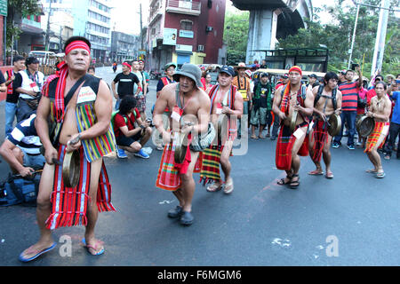 Manila, Philippinen, 18. November 2015. Verschiedene Gruppen der indigenen Völker (IP) aus über dem Land treffen und zusammen marschieren in Richtung Malacanang Palace zum protest gegen Asien-Pazifische wirtschaftliche Zusammenarbeit (APEC) treffen Politiker in Manila. Asien/Pazifik ökonomische Mitarbeit (APEC) treffen wird vom 17.-20. November 2015 erfolgen. Bildnachweis: Gregorio B. Dantes Jr./Pacific Press/Alamy Live-Nachrichten Stockfoto