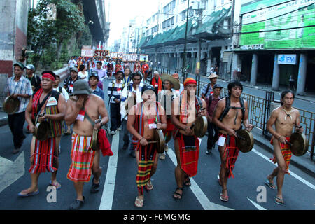 Manila, Philippinen. 18. November 2015. Verschiedene Gruppen der indigenen Völker (IP) aus über dem Land treffen und zusammen marschieren in Richtung Malacanang Palace zum protest gegen Asien-Pazifische wirtschaftliche Zusammenarbeit (APEC) treffen Politiker in Manila. Asien/Pazifik ökonomische Mitarbeit (APEC) treffen wird vom 17.-20. November 2015 erfolgen. Bildnachweis: Gregorio B. Dantes Jr./Pacific Press/Alamy Live-Nachrichten Stockfoto