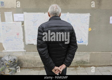 Paris, Frankreich. 17. November 2015. Ein Mann liest die Mauer von Nachrichten, die gegenüber dem Café erstellt wurde und bar Le Carillon und das Restaurant Le Petit Cambodge, greift auf Seiten der Paris. Parisern und Touristen weiterhin die Gedenkstätten für die getöteten in die Terroristen Anschläge in Paris, Blumen und Kerzen festzulegen und um ihren Respekt zu zahlen zu besuchen. Mehr als 130 Menschen wurden von Terroristen aus den islamischen Staat. Bildnachweis: Michael Debets/Pacific Press/Alamy Live-Nachrichten Stockfoto