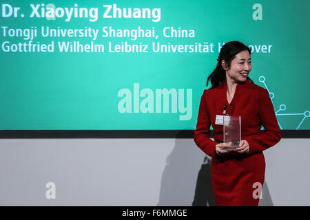 (151118)--BERLIN, 18. November 2015 (Xinhua)--Zhuang Xiaoying von Tongji University of China, Gewinner des Sofja Kovalevskaja Award, beteiligt sich an einer Preisverleihung in Berlin 17. November 2015. Dr. Zhuang Xiaoying, ein junger Forscher aus Shanghai, ist einer der diesjährigen Gewinner des Sofja-Kovalevskaja-Award, einem der wertvollsten Forschungspreise Deutschlands. Die Auszeichnung wird vom Federal Research Ministry of Germany, gewährt jeder Gewinner bis zu 1,65 Millionen Euro (1,84 Millionen US-Dollar) finanziert. Mit den Mitteln, die Gewinner können bis zu fünf Jahren forschen an deutschen Hochschulen verbringen einen Stockfoto