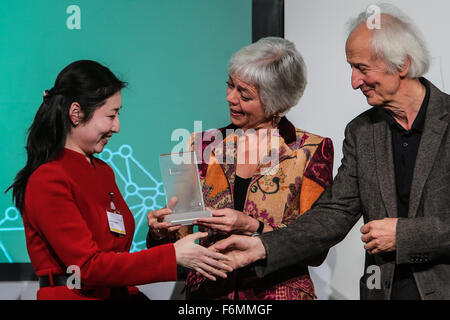 (151118)--BERLIN, 18. November 2015 (Xinhua)--Zhuang Xiaoying (1. L) von Tongji University of China, Gewinner des Sofja Kovalevskaja Award, beteiligt sich an einer Preisverleihung in Berlin 17. November 2015. Dr. Zhuang Xiaoying, ein junger Forscher aus Shanghai, ist einer der diesjährigen Gewinner des Sofja-Kovalevskaja-Award, einem der wertvollsten Forschungspreise Deutschlands. Die Auszeichnung wird vom Federal Research Ministry of Germany, gewährt jeder Gewinner bis zu 1,65 Millionen Euro (1,84 Millionen US-Dollar) finanziert. Mit den Mitteln, können Gewinner bis zu fünf Jahren forschen an deutschen Univers verbringen. Stockfoto