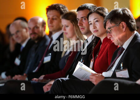 (151118)--BERLIN, 18. November 2015 (Xinhua)--Zhuang Xiaoying (2. R) von Tongji University of China, Gewinner des Sofja Kovalevskaja Award, beteiligt sich an einer Preisverleihung in Berlin 17. November 2015. Dr. Zhuang Xiaoying, ein junger Forscher aus Shanghai, ist einer der diesjährigen Gewinner des Sofja-Kovalevskaja-Award, einem der wertvollsten Forschungspreise Deutschlands. Die Auszeichnung wird vom Federal Research Ministry of Germany, gewährt jeder Gewinner bis zu 1,65 Millionen Euro (1,84 Millionen US-Dollar) finanziert. Mit den Mitteln, können Gewinner bis zu fünf Jahren forschen an deutschen Univers verbringen. Stockfoto