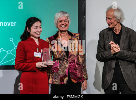 (151118)--BERLIN, 18. November 2015 (Xinhua)--Zhuang Xiaoying (1. L) von Tongji University of China, Gewinner des Sofja Kovalevskaja Award, beteiligt sich an einer Preisverleihung in Berlin 17. November 2015. Dr. Zhuang Xiaoying, ein junger Forscher aus Shanghai, ist einer der diesjährigen Gewinner des Sofja-Kovalevskaja-Award, einem der wertvollsten Forschungspreise Deutschlands. Die Auszeichnung wird vom Federal Research Ministry of Germany, gewährt jeder Gewinner bis zu 1,65 Millionen Euro (1,84 Millionen US-Dollar) finanziert. Mit den Mitteln, können Gewinner bis zu fünf Jahren forschen an deutschen Univers verbringen. Stockfoto