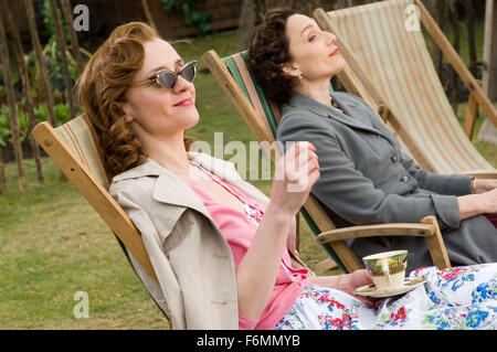 Erscheinungsdatum: 8. Oktober 2010. FILMTITEL: Nowhere Boy. STUDIO: Ecosse Filme. PLOT: Eine Chronik von Lennons Kindheit. Im Bild: Kristin Scott Thomas, Anne-Marie Duff. Stockfoto