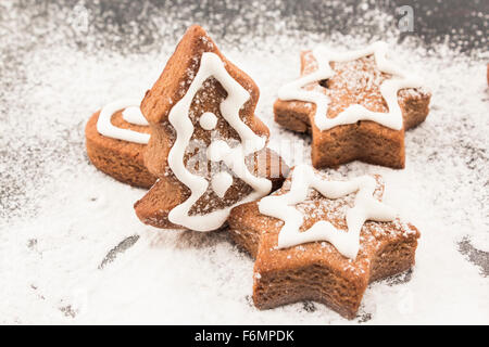 Lebkuchen mit Puderzucker bestreuen. Stockfoto