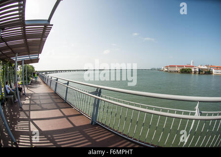 PANAMA CITY, Panama — die neue, aber umstrittene Cinta Costera III (Küstenbeltway), die um Casco Viejo an der Küste von Panama City, Panama, an der Panama Bay verläuft. Stockfoto