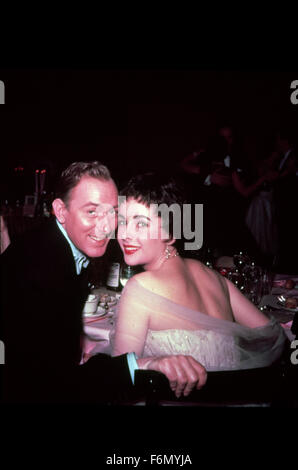 ELIZABETH TAYLOR, 79-Foto - Datei, die Oscar-prämierten Film Göttin und wegweisende AIDS-Aktivistin, deren außerhalb des Bildschirms Eheschließungen, Scheidungen und todesmutige Heldentaten ihrer Filme für Drama wetteifern, starb 23. März 2011 von kongestiver Herzinsuffizienz. Bild - 1952 - ELIZABETH TAYLOR und Ehemann MICHAEL WILDING. (21. Februar 1952 - 26. Januar 1957 verheiratet) (Bild Kredit: C Snap/Unterhaltung Bilder) Stockfoto