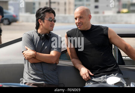 Erscheinungsdatum: 29. April 2011 Film Titel: Fast Five Alias Fast & Furious 5 - Thailand-STUDIO: Universal Bilder Regisseur: Justin Lin PLOT: Dominic und seine Crew finden sich auf der falschen Seite des Gesetzes noch einmal versuchen, verkehren zwischen einem skrupellosen Drogenbaron und eine unerbittliche federal Agent Bild wechseln: Regisseur JUSTIN LIN und VIN DIESEL auf set (Credit Bild : C Universal Pictures/Entertainment Bilder) Stockfoto