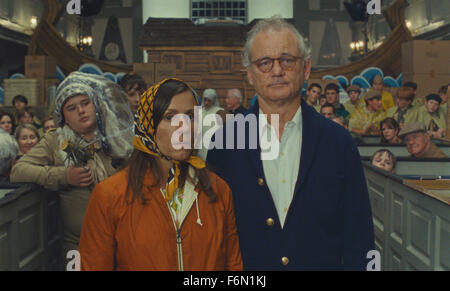 Erscheinungsdatum: 25. Mai 2012 Film Titel: Moonrise Kingdom STUDIO: Focus Features Regie: Wes Anderson PLOT: junge Liebespaar fliehen ihre Stadt in New England, wodurch einen lokale Suchtrupp auffächern und finden sie Bild: FRANCES MCDORMAND als Frau Bischof und BILL MURRAY als Herr Bischof.  (Credit: C Focus Features/Unterhaltung Bilder) Stockfoto