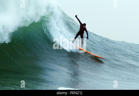 Erscheinungsdatum: 26. Oktober 2012 Titel: Jagd nach Mavericks STUDIO: Canal Plus Direktor: Michael Apted, Curtis Hanson PLOT: als junge Jay Moriarity entdeckt, dass die mythische Mavericks Pause Surfen, eines der größten Wellen auf der Erde existiert nur Meilen von seinem Santa Cruz nach Hause, er wirbt die Hilfe von lokalen Legende frostigen Hesson, ihn zu überleben Bild zu trainieren: JONNY WESTON als Jay Moriarity (Credit : c Twentieth Century Fox Filme/Unterhaltung Bilder) Stockfoto