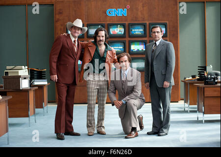 Datum der Freigabe: 20. Dezember 2013 Titel: Anchorman 2: die Legende geht weiter-STUDIO: Paramount Bilder Regie: Adam McKay PLOT: San Diego am besten bewerteten Zeitungsmann, Ron Burgundy, kehrt mit der 70er Jahre hinter ihm, um New York erste 24-Stunden-Nachrichtensender im Sturm Bild zu nehmen: PAUL RUDD als Brian Fantana, STEVE CARELL als Ziegel Tamland, DAVID KOECHNER als Champ Art und WILL FERRELL als Ron Burgundy (Credit : Paramount Pictures/Entertainment Bilder) Stockfoto