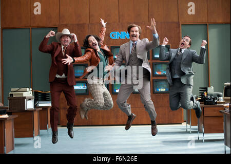 Datum der Freigabe: 20. Dezember 2013 Titel: Anchorman 2: die Legende geht weiter-STUDIO: Paramount Bilder Regie: Adam McKay PLOT: San Diego am besten bewerteten Zeitungsmann, Ron Burgundy, kehrt mit der 70er Jahre hinter ihm, um New York erste 24-Stunden-Nachrichtensender im Sturm Bild zu nehmen: PAUL RUDD als Brian Fantana, STEVE CARELL als Ziegel Tamland, DAVID KOECHNER als Champ Art und WILL FERRELL als Ron Burgundy (Credit : Paramount Pictures/Entertainment Bilder) Stockfoto