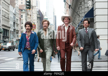 Datum der Freigabe: 20. Dezember 2013 Titel: Anchorman 2: die Legende geht weiter-STUDIO: Paramount Bilder Regie: Adam McKay PLOT: San Diego am besten bewerteten Zeitungsmann, Ron Burgundy, kehrt mit der 70er Jahre hinter ihm, um New York erste 24-Stunden-Nachrichtensender im Sturm Bild zu nehmen: PAUL RUDD als Brian Fantana, STEVE CARELL als Ziegel Tamland, DAVID KOECHNER als Champ Art und WILL FERRELL als Ron Burgundy (Credit : Paramount Pictures/Entertainment Bilder) Stockfoto