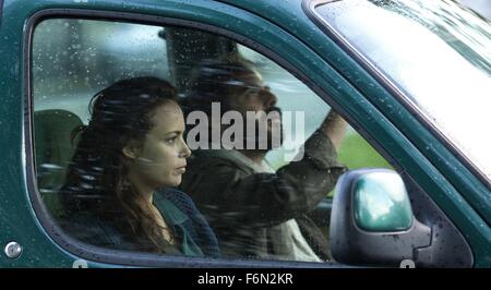 Datum der Freigabe: 20. Dezember 2013 Titel: The Past aka Le passe STUDIO: Sony Bilder Classics DIRECTOR: Asghar Farhadi PLOT: ein iranischer Mann verläßt seine französische Frau und zwei Kindern in seine Heimat zurückzukehren. In der Zwischenzeit seine Frau startet eine neue Beziehung, eine Realität ihres Mannes konfrontiert, auf Wunsch seiner Frau nach einer Scheidung Bild: BERENICE BEJO als Marie Brisson und ALI MOSAFFA als Ahmad (Credit: C Sony Bilder Classics/Entertainment Pictures) Stockfoto