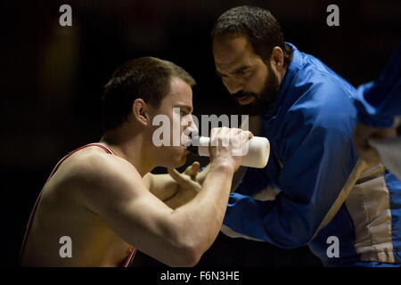 Erscheinungsdatum: 14. November 2014 Titel: Foxcatcher STUDIO: Sony Bilder Classics DIRECTOR: Bennett Miller PLOT: die Geschichte der Olympischen Wrestling Champion Mark Schultz und wie paranoid schizophren John DuPont tötete seinen Bruder, Olympic Champion Dave Schultz abgebildet: CHANNING TATUM als Mark Schultz und MARK RUFFALO als David Schultz (Credit: C Sony Bilder Classics/Entertainment Pictures) Stockfoto