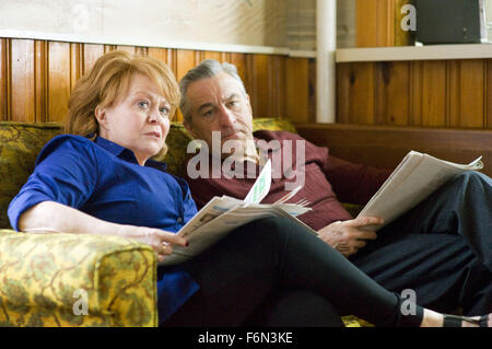 Datum der Freigabe: 25. Dezember 2012 Titel: Silver Linings Playbook STUDIO: The Weinstein Company DIRECTOR: David O. Russell PLOT: nach einem kurzen Aufenthalt in einer psychiatrischen Anstalt, ehemaliger Lehrer Pat Solitano zurück zu seinen zieht Eltern und versucht, mit seiner Ex-Frau in Einklang zu bringen. Es wird schwieriger, wenn Pat Tiffany, ein geheimnisvolles Mädchen mit Problemen der eigenen Bild trifft: JACKI WEAVER als Dolores und ROBERT DE NIRO als Pat Sr. (Credit: C The Weinstein Company/Entertainment Pictures) Stockfoto