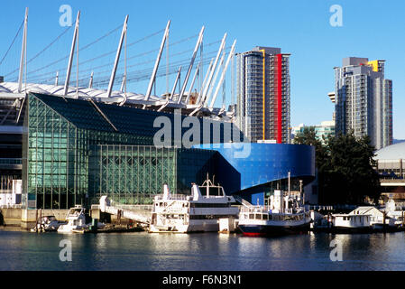 Vancouver, BC, Britisch-Kolumbien, Kanada - BC Place Stadium, Edgewater Casino und Charterboote angedockt an Marina im False Creek Stockfoto