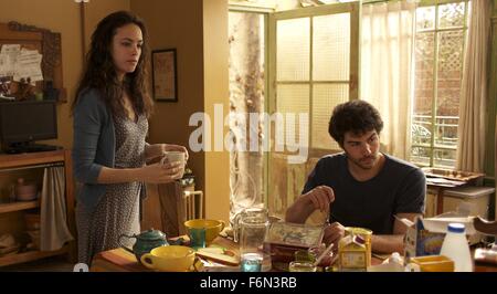 Datum der Freigabe: 20. Dezember 2013 Titel: The Past aka Le passe STUDIO: Sony Bilder Classics DIRECTOR: Asghar Farhadi PLOT: ein iranischer Mann verläßt seine französische Frau und zwei Kindern in seine Heimat zurückzukehren. In der Zwischenzeit seine Frau startet eine neue Beziehung, eine Realität ihres Mannes konfrontiert, auf Wunsch seiner Frau nach einer Scheidung Bild: TAHAR RAHIM als Samir und BERENICE BEJO als Marie Brisson (Credit: C Sony Bilder Classics/Entertainment Pictures) Stockfoto