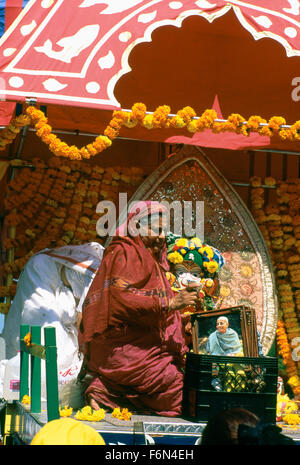 Hare-Krishna-Chariot-Parade und Festival of India, Vancouver, BC, Britisch-Kolumbien, Kanada - Anhänger verehren Swami Prabhupada Stockfoto