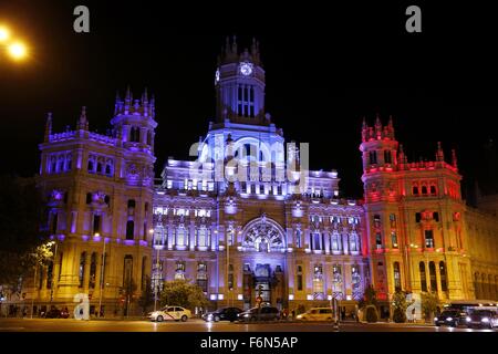 Madrid, Spanien. 15. November 2015. Madrid City Hall ist nach den tödlichen Anschlägen in Paris, in Madrid, Spanien, 15. November 2015 beleuchteten in den Farben der französischen Flagge in Solidarität mit Frankreich gesehen. © Mutsu Kawamori/AFLO/Alamy Live-Nachrichten Stockfoto