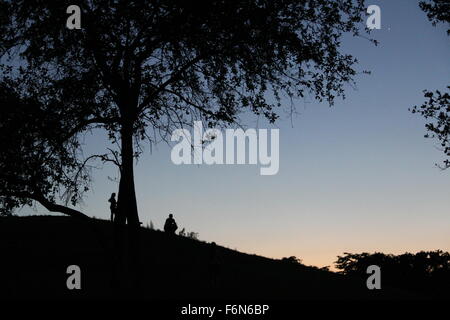 Silhouetten unter dem Himmel der Dämmerung Stockfoto