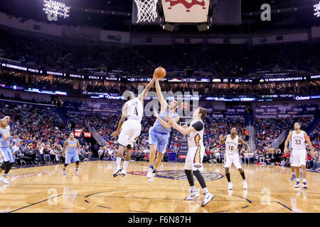 New Orleans, LA, USA. 17. November 2015. New Orleans Pelikane bewachen Ish Smith (4) Versuche, einen Pass zu blockieren, während ein NBA-Basketball-Spiel zwischen den Denver Nuggets und New Orleans Pelikane im Smoothie King Center in New Orleans, Louisiana Denver Nuggets besiegt New Orleans Pelikane 115-98. Stephen Lew/CSM/Alamy Live-Nachrichten Stockfoto